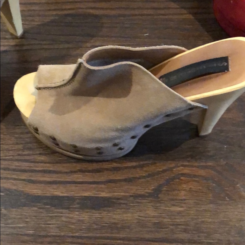 Perfect tan clogs - Picture 2 of 4